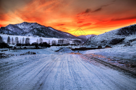 冬天山上美丽的红日落图片