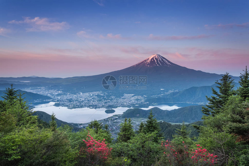 春季日出时的富士山和河口湖图片