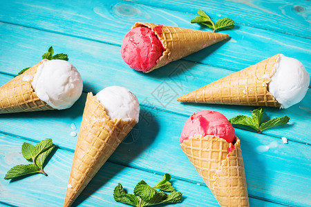 蓝木桌冰淇淋的华夫图片