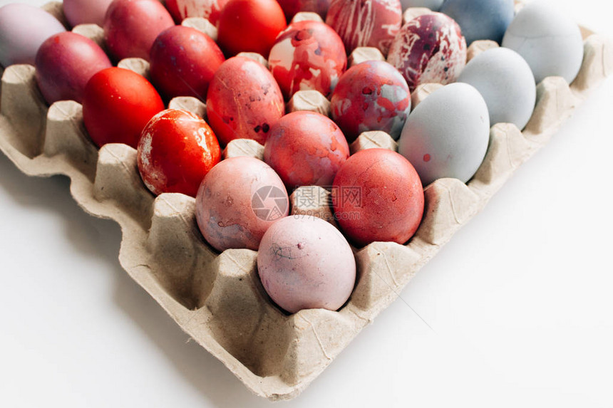 彩绘复活节彩蛋装在白色背景节日图片