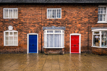 英国格兰有砖墙的蓝色和红色门背景图片