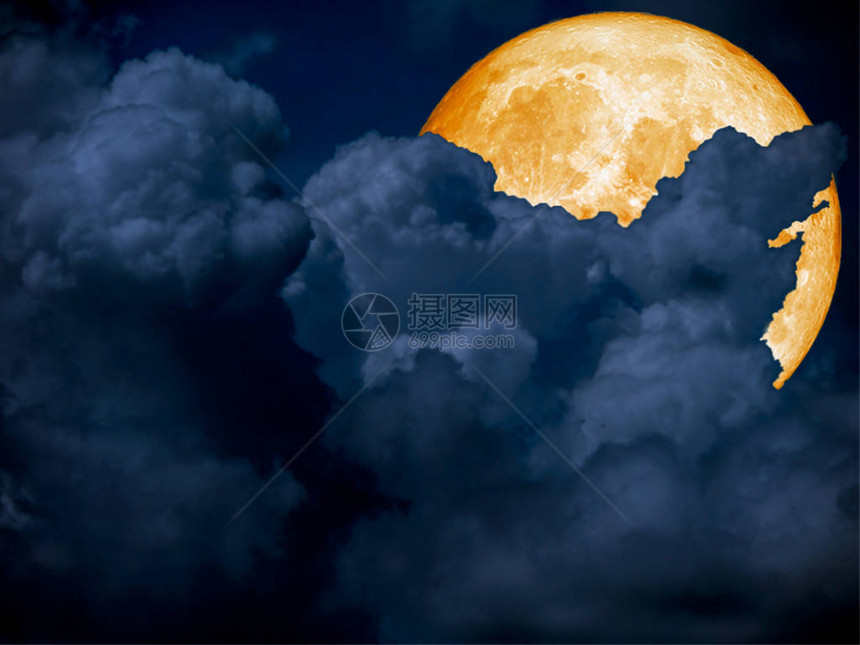 超蓝血月回到乌云夜空图片