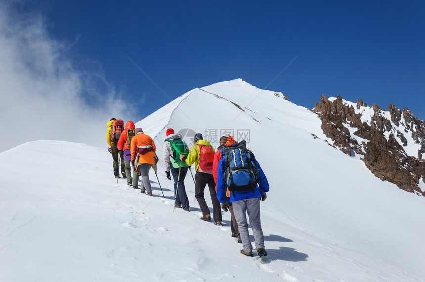一群登山者从埃尔西耶火山图片
