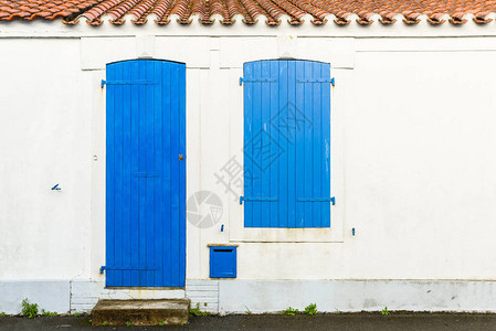 法国诺尔穆蒂埃岛有蓝色百叶窗高清图片