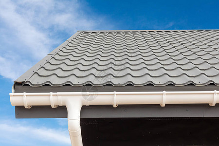 新的灰色金属瓷砖屋顶有白色图片