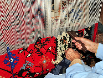 蜀锦织造用于织造双面地毯的立式织机插画