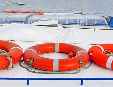 客轮车顶上的红色救生艇图片