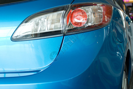 有红色尾灯的蓝色现代汽车图片