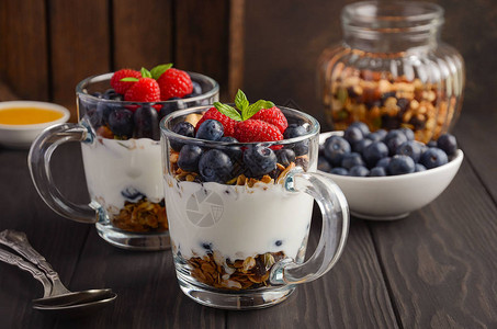 Yogurt酸奶面粉和鲜果子健康早餐概念图片