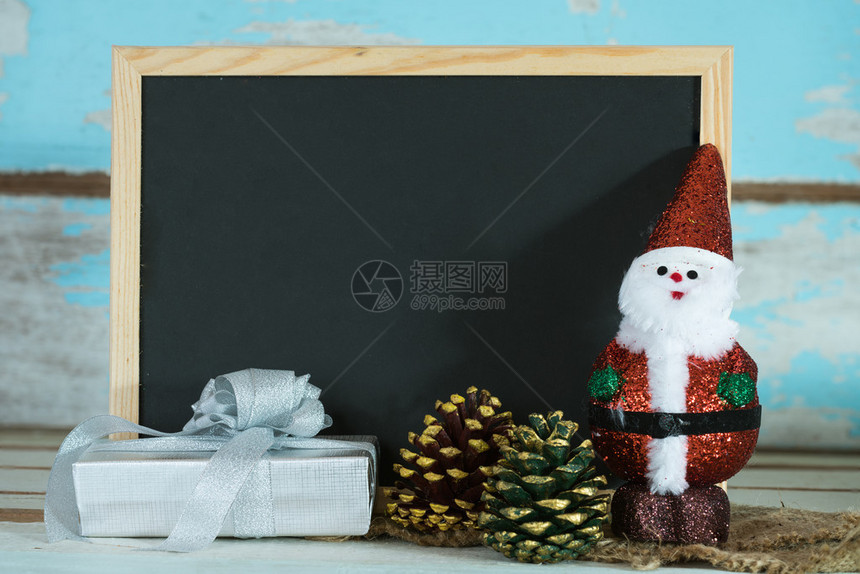 圣诞黑板与圣诞老人和白色礼盒在垃图片