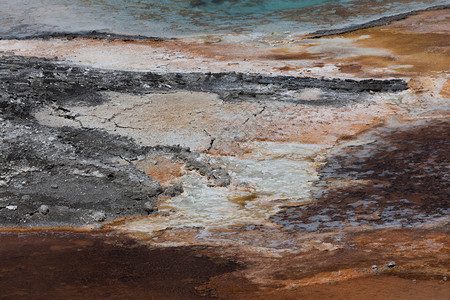 在黄石公园被热火山水环绕着充满了丰富多彩细菌的矿床大图片