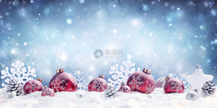 圣诞节雪幕下雪背景中装饰的图片