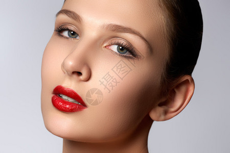 红的嘴唇感的女人模型与鲜红的嘴唇化妆和健康闪亮的皮肤晚装魅力风图片