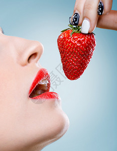 诱惑女人嘴里吃草莓图片
