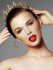 美丽的脸化妆师概念可爱的女孩涂上红色唇膏美丽的女人脸化妆师图片