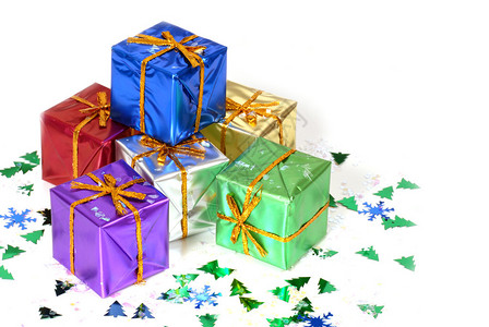 六彩色包着圣诞礼物与节日纸巾图片