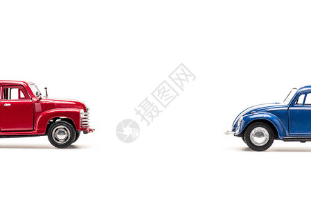 白色和红色蓝玩具车图片
