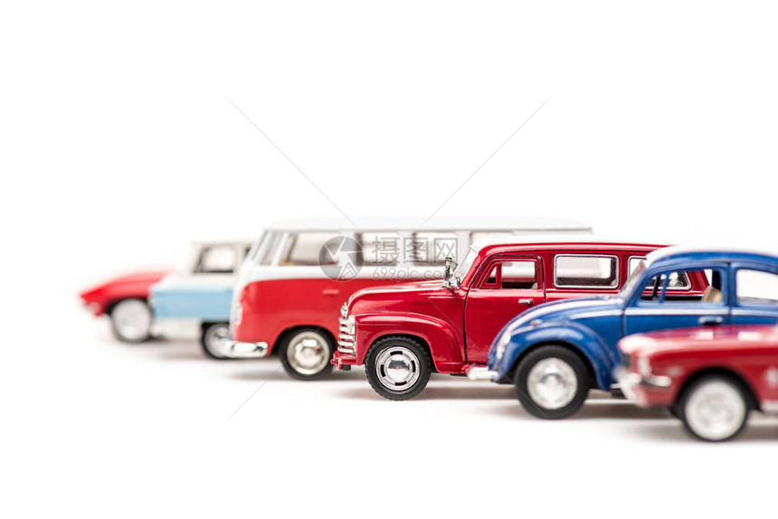 白色的多彩玩具汽车和公共汽图片