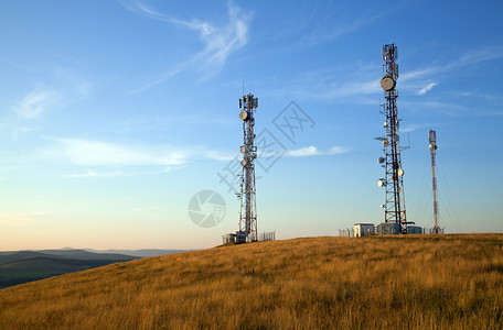 蓝天的山顶通讯塔图片