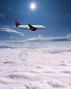 白色飞机高空飞越云层上空与太图片