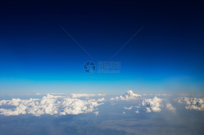 白云之上的蓝天图片