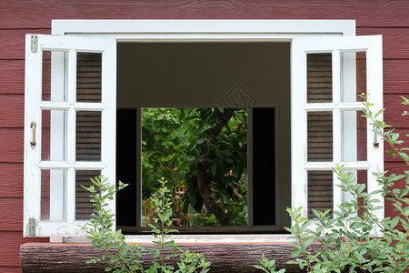 木屋上的白色木窗图片