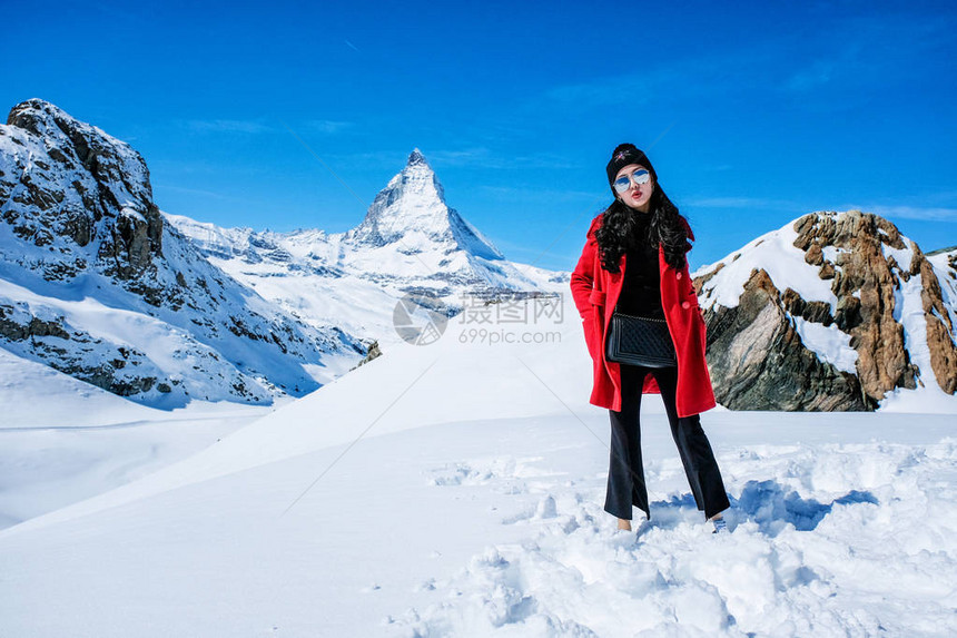 年轻女旅游者看到雪山的美丽景色图片
