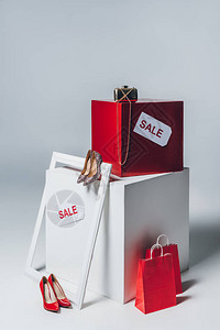 红色购物袋高跟鞋和销售标志图片