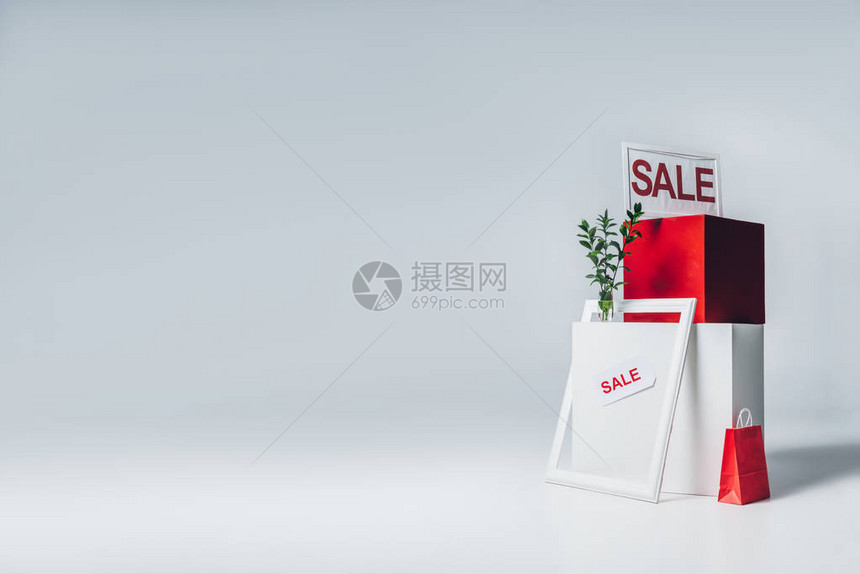 红色和白色立方体纸袋和销售标志图片