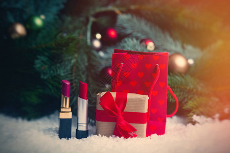 购物袋和圣诞节礼物雪底上图片