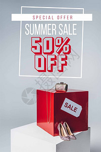 手提袋高跟鞋和销售标志夏季售卖概念图片