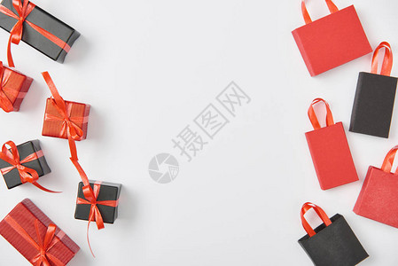 黑色和红色礼物及白色背景购物图片