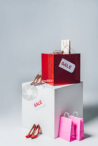 高跟鞋粉红色购物袋和销售标志图片