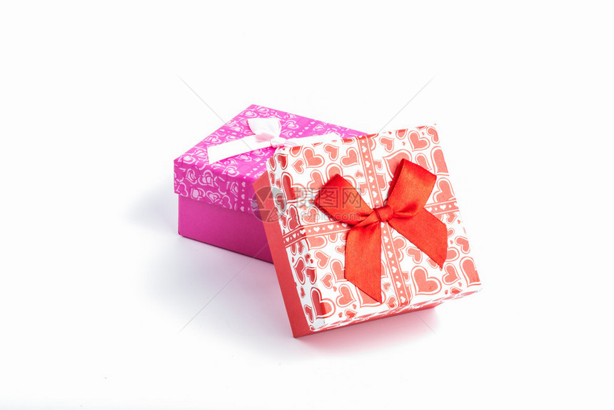 白色背景上的粉红色礼品盒图片