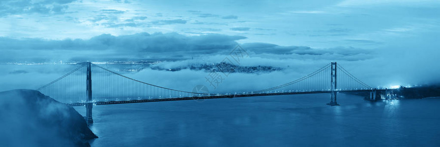 旧金山门大桥和雾全景图片