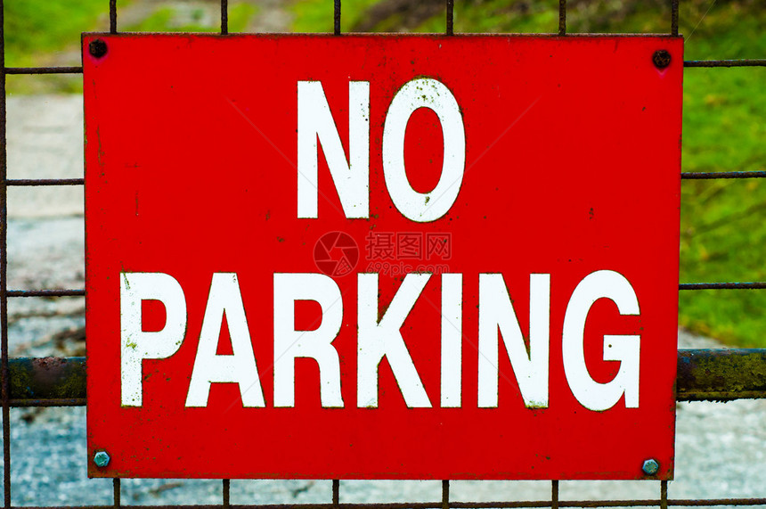 红色禁止停车标志特写图片