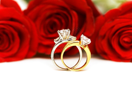 钻石戒指和玫瑰在图片