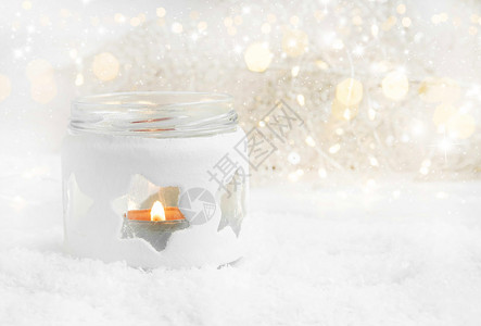 圣诞蜡烛明星在白雪中装饰图片