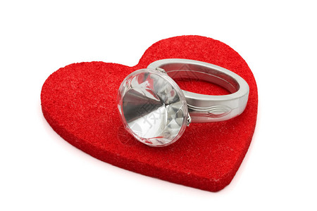 红形心脏上的钻石戒指孤立在白色上图片
