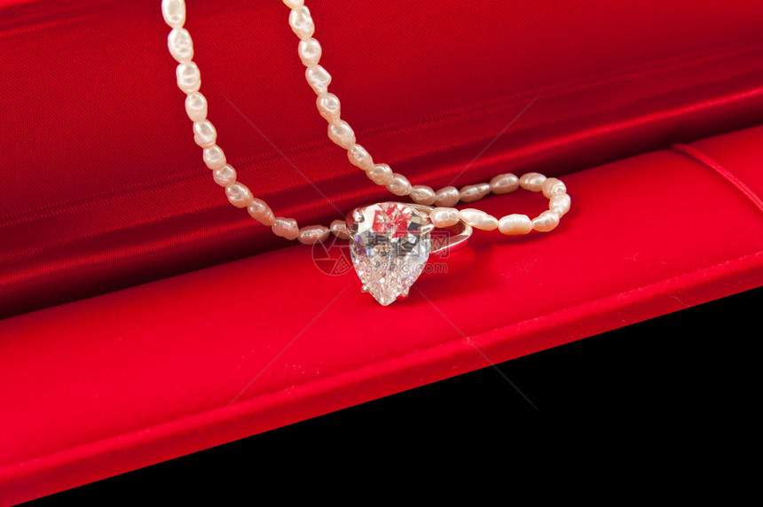 钻石环和珍珠项链带有红箱图片