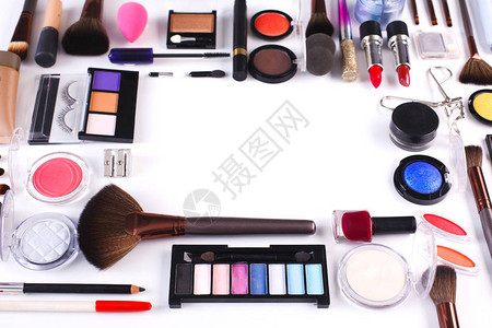 白色背景上的化妆品刷子和其他必需品框架图片
