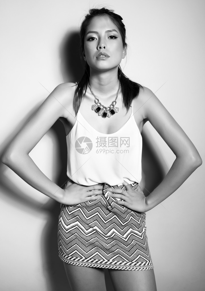 美丽的年轻亚洲女肖像清晰完美的皮肤和图片