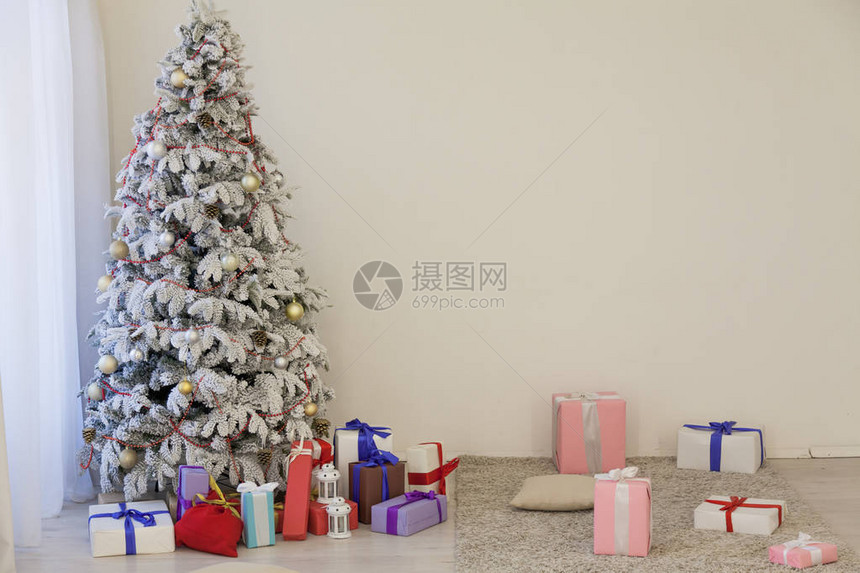 圣诞内部与白色圣诞树礼物图片