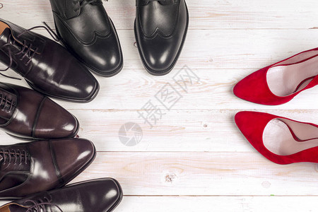 白色背景上的男鞋和红色高跟鞋女图片