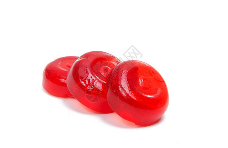 白色背景上的红色果冻糖果图片