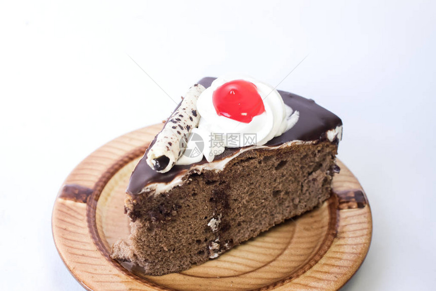 盘子里的美味巧克力蛋糕图片
