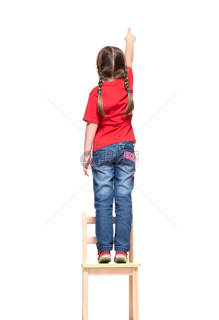 女孩穿红色T恤衫指着白背景高图片
