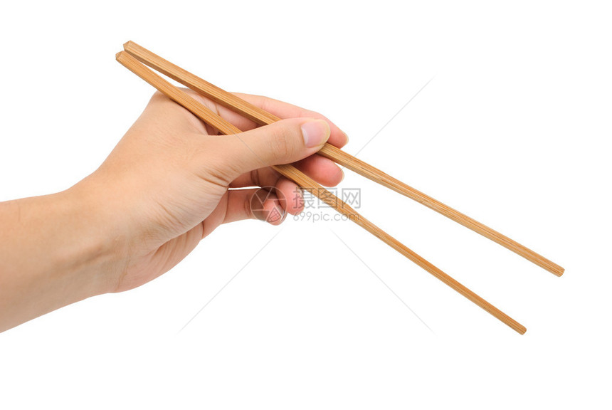 白色背景下使用竹筷的人左手图片