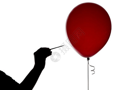 白色背景上带针和红气球的女人手剪影图片