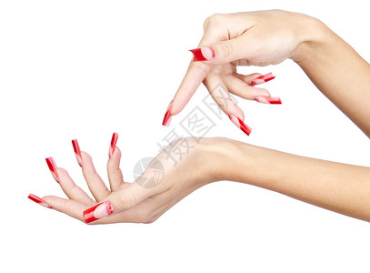 手握红色法国丙烯酸指甲修指和画孤背景图片
